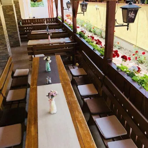 לינה וארוחת בוקר Cserki Panzio 3*